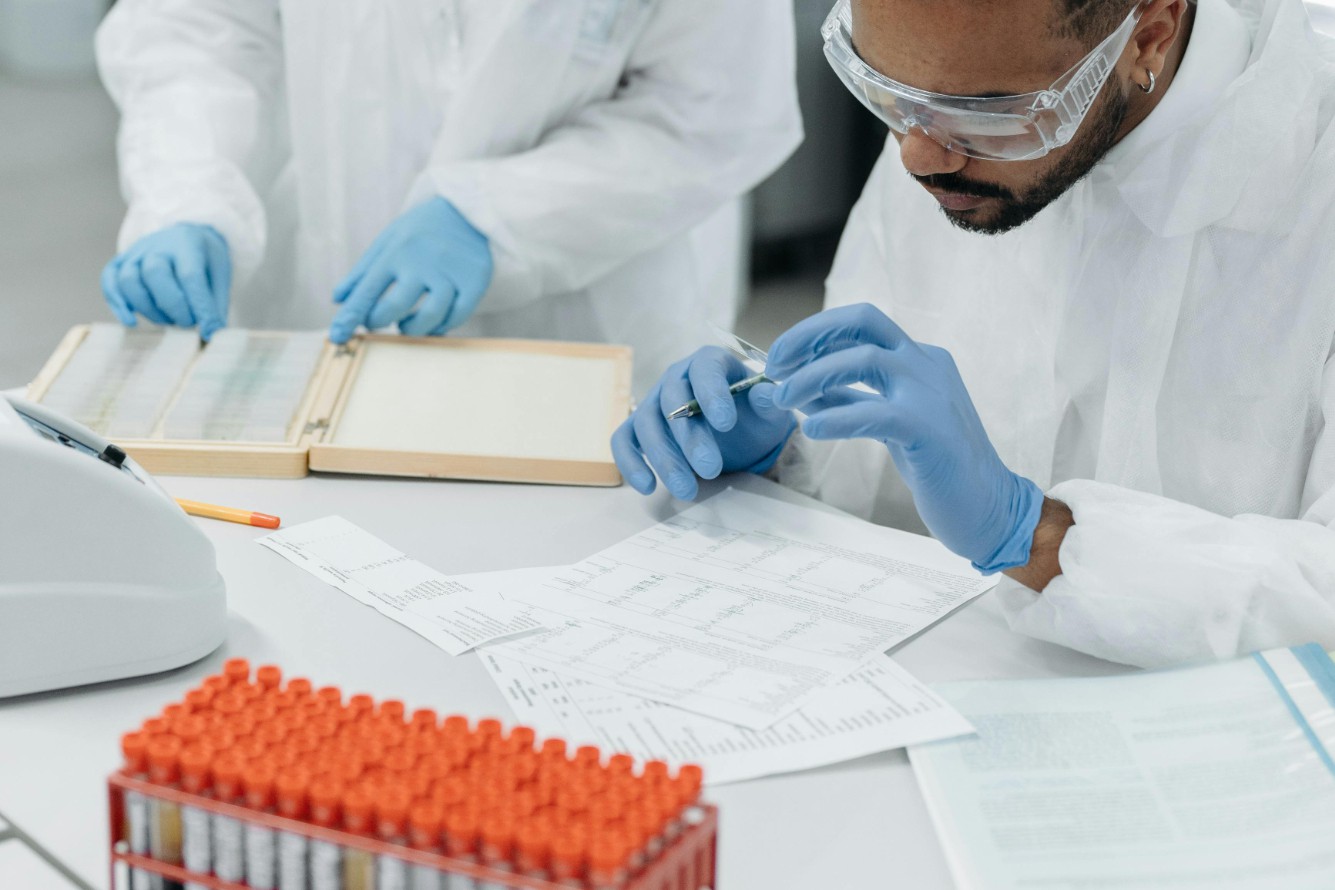 揭秘药物研发新纪元：物理载体、软件逻辑、AI架构与数据挑战全解析