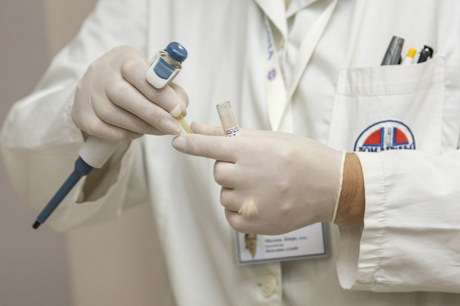 CDE新公示临床试验共计56项，涉及罗氏、恒瑞、君实等32款新药