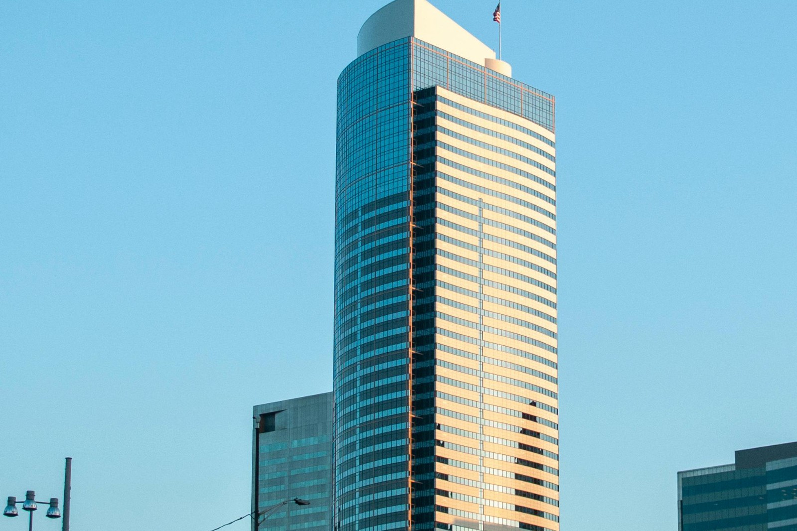 2025药企“瘦身”潮：复星、药明康德等巨头加速资产抛售，战略重构背后的资金困局