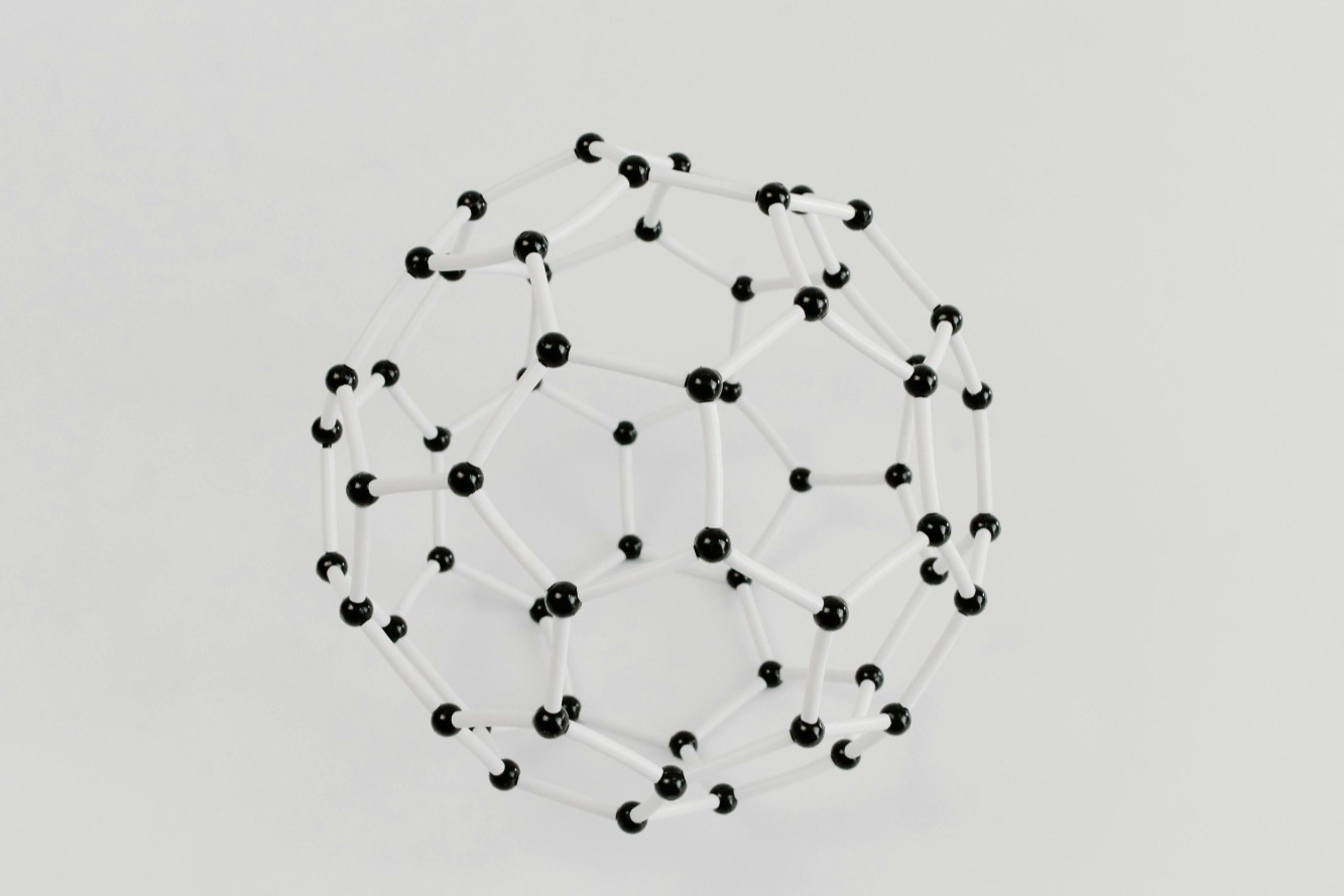 片仔癀营收与净利首次“双降”，中药老字号传统模式遇挑战，纷纷转战创新药赛道！