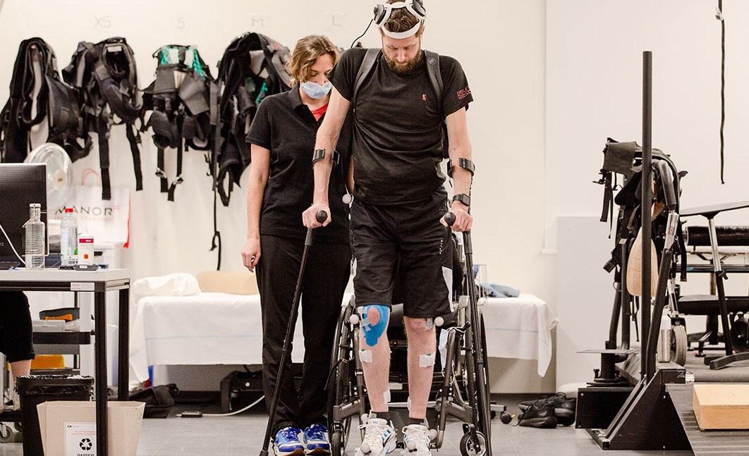 新的脑-脊柱接口植入，瘫痪人站立行走！